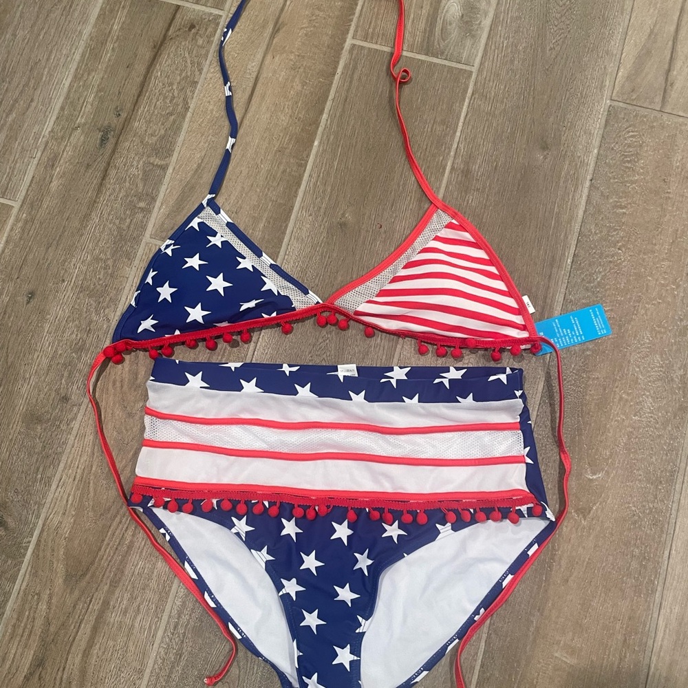 NWT—-CUPSHE Navy and Red Star Bikini